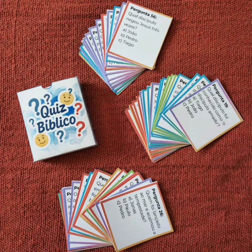 Cartas do Quiz Bíblico impressas e organizadas ao lado da caixinha do jogo